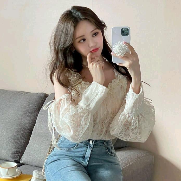 Atasan Yumi Lace Cold Shoulder - Premium Import